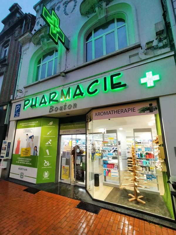 Façade de la Pharmacie Bouton à Armentières, enseigne lumineuse verte