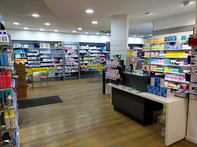 Intérieur de la Pharmacie Bouton, comptoir de conseil